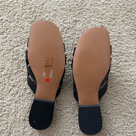 & Other Stories black flat woven sandals - Picture 2 of 3